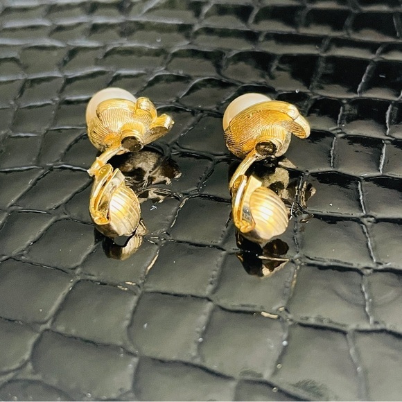 Vintage RICHELIEU Dainty Faux Pearl Gold Tone Swirl Clip On Retro Earrin… - Picture 7 of 15